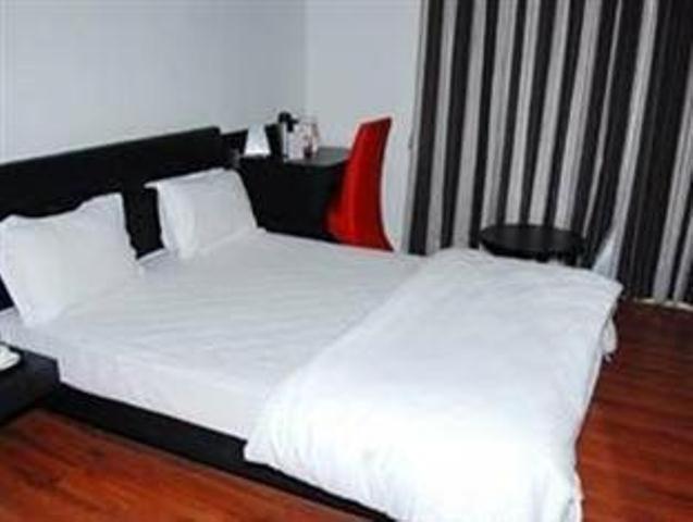 Fabhotel Ballygunge Luxury - Behind Punjab Club Колката Стая снимка